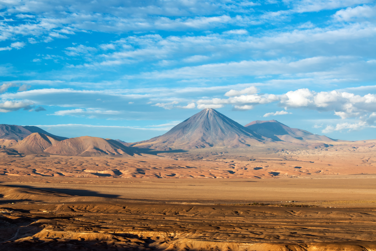 Karge Berglandschaft der Atacama-Region in Chile, Heimat der Chinchorro-Kultur